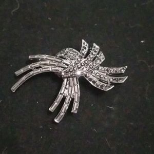 🎁 Vintage all black rhinestone brooch